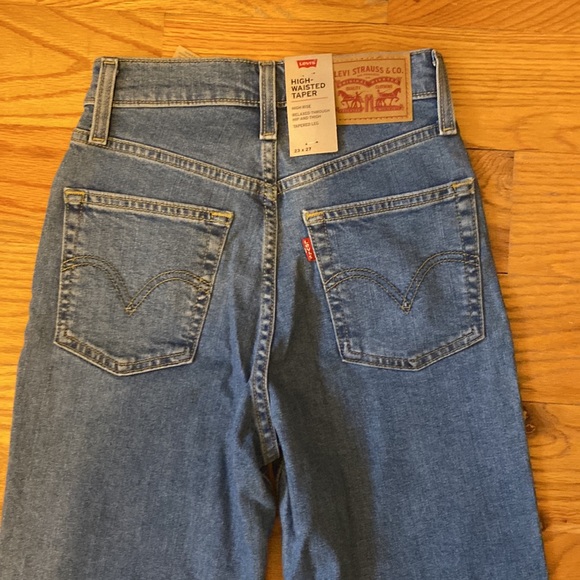 NWT Levi’s High Waisted Tapered Jeans in FYI in Size 23 x 27 - Picture 8 of 16